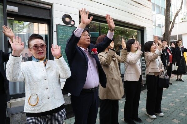 박강수 마포구청장 전적지 순례행사 환송 모습(사진제공=마포구청)