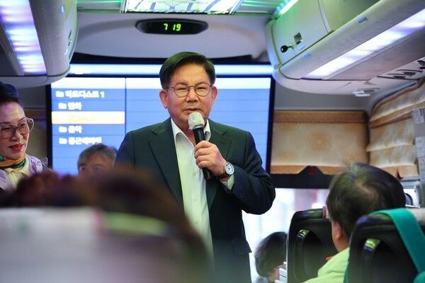 박강수 마포구청장 전적지 순례 행사 환송 위해 관광버스에 올라 인사말 모습(사진제공=마포구청)