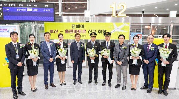 진에어가 부산~울란바토르 취항식을 22일 김해공항에서 진행했다./사진-진에어