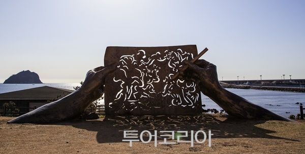 자구리 문화예술 공원. 이중섭 화가의 게와 아이들 작품에서 모티브를 딴 정미진 작가의 조형물 ⓒ정은주 여행작가/한국관광공사&nbsp;