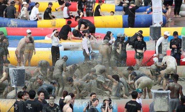 대천해수욕장에서 여음에 열리는 보령머드축제 모습