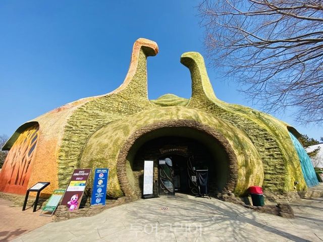 당항포관광지 내 한반도공룡발자국화석관/사진-고성군