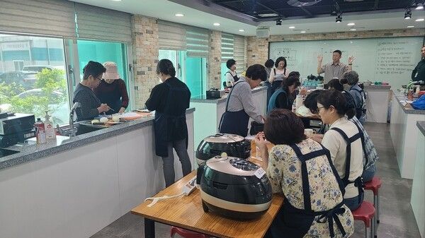 지역특화품종 연진쌀 특성에 맞는 밥 짓기 교육 모습(사진제공=연천군청)