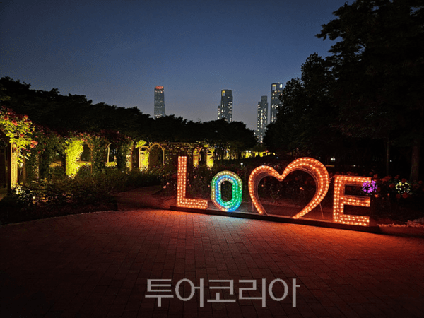 인천시설공단 송도공원사업단의 해돋이공원 조형물