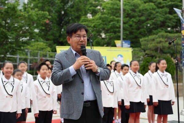박강수 마포구청장 마포아트홀 광장 프로그램 행사 참석 인사말 모습(사진제공=마포구청)