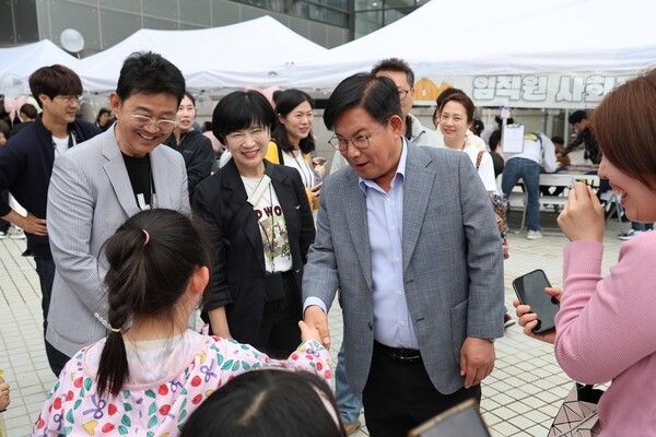 박강수 마포구청장 마포아트센터 광장 프로그램 행사 참석 아이들과 소통인사 모습(사진제공=마포구청)