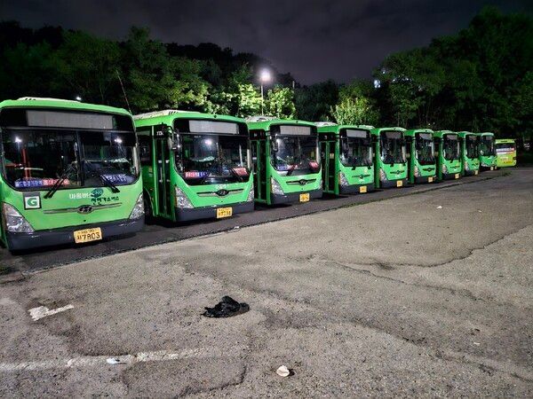 차고지에 주차되어 있는 마포구 마을버스(사진제공=마포구청)
