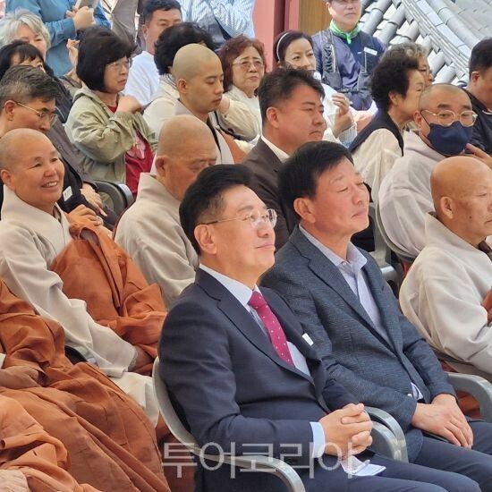 용문사 미소전 삼성각 낙성식에 참석한 전진선 양평군수/투어코리아뉴스 정명달 기자