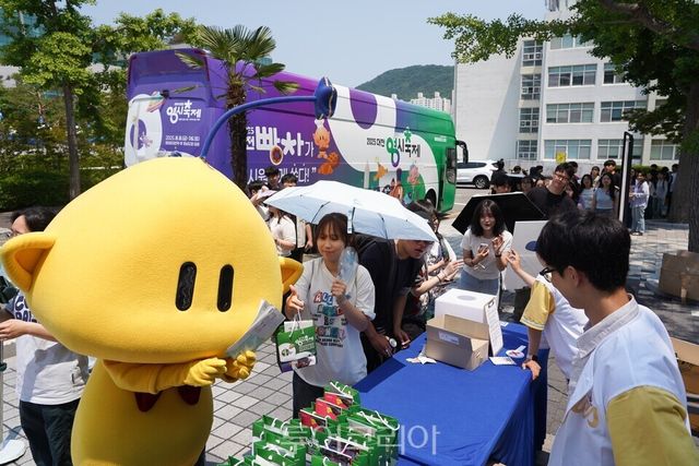 &nbsp;‘대전빵차’ 부산대 축제장 방문 0시축제 홍보.사진=대전시