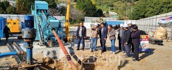 고흥군은 도양읍 시산도 상수도 공급사업에서 국내 최장 해저관로 도킹 작업을 성공적으로 완료했다. /사진-고흥군