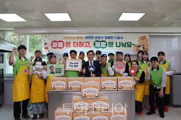 광주도시공사는 지난 28일 지역주민들과 함께 소외계층 아동·청소년을 위한 ‘노사공동 사랑나눔 제빵 봉사활동’을 펼쳤다. /사진-광주도시공사
