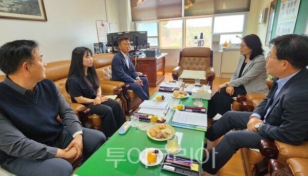 전남도교육청 관계자들과 신안 도서 학교 교원들이 소통의 시간을 갖고 있다. /사진-전남도교육청