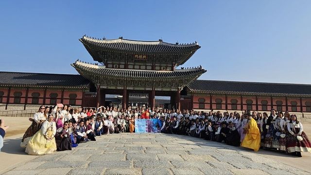 경복궁에서 한복 체험 중인 필리핀 인센티브 단체 외국인 참가자/ 사진=서울관광재단