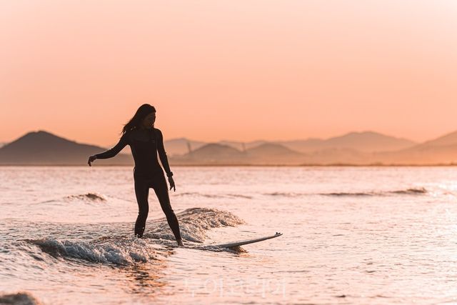 부산 다대포 선셋 서핑 / 사진-부산관광공사&nbsp;
