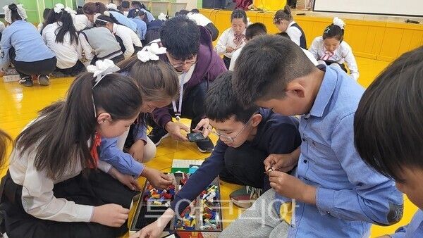 인천광역시교육청이 28일 몽골 옵스도 4번 학교에서 현지 학생 및 교사 100여 명을 대상으로 브릭 체험 부스 운영을 통한 창의융합교육을 실시하고 있다.