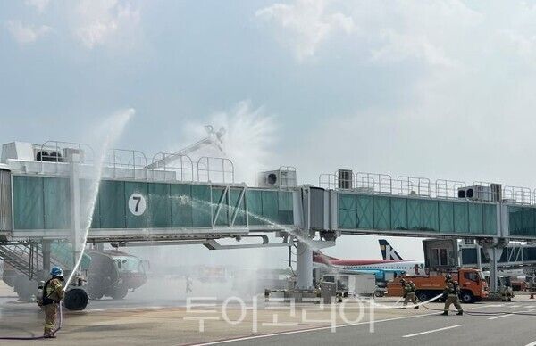 청주공항 화재 진압 훈련/투어코리아뉴스 정명달 기자