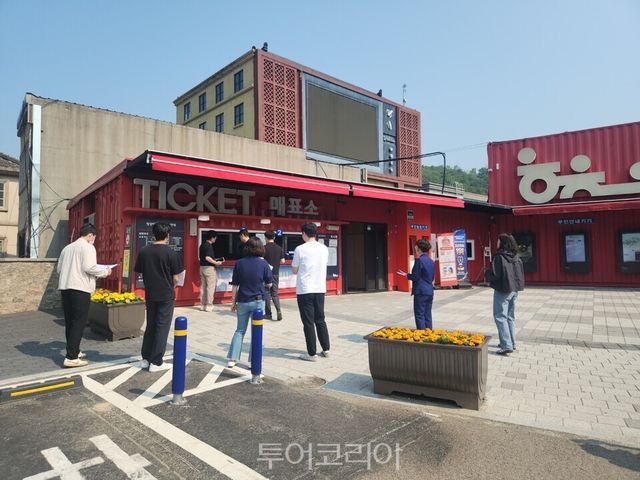 휠체어 등이 쉽게 이동할 수 있도록 턱을 제거한 합천영상테마파크 광장