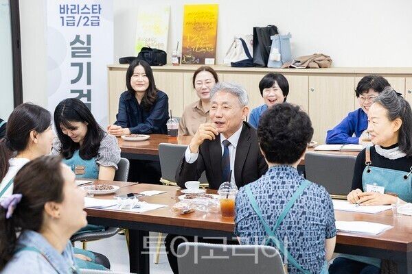 윤환 계양구청장이 28일 계양여성회관에서 운영 중인 ‘카페 취창업 대비반’ 교육 현장을 찾아 수강생들을 격려하고 있다.