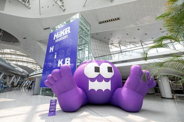 '인천국제공항'에&nbsp; 새롭게 문을 연 한국관광 홍보관 ‘하이커 스테이션(HiKR station)’ 앞에&nbsp;앞에 설치된 하이커 조형물