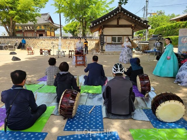 지난해 영남루에서 밀양아리랑 전승 체험 프로그램을 운영하고 있다.