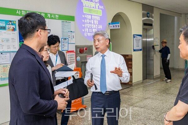 윤환 계양구청장이 29일, 계양구 사회복지회관을 방문해 주요 시설물을 점검하고, 환경 개선이 필요한 부분을 직접 확인하고 있다.