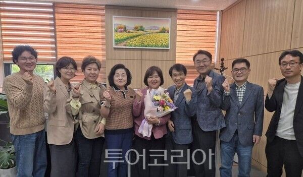 김복숙 신임 운정3동장(가운데)/투어코리아뉴스 정명달 기자