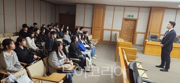인천대 법학부가‘캠퍼스 5월 질주’ 시리즈 2편 인천지방법원 견학을 하고 있다./강현준 공보판사와 대화