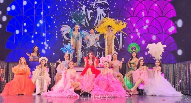 푸껫 사이먼쇼 폰텝 유린 대표(상단 가운데)와 사이먼쇼 공연단