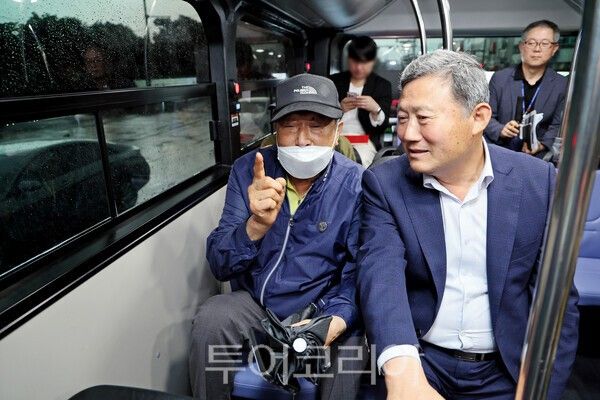 김완근 제주시장은 9일 제주형 BRT 고급화사업 서광로 구간 개통에 따라 섬식정류장 현장 방문 및 양문형 버스를 시승했다. /사진-제주시