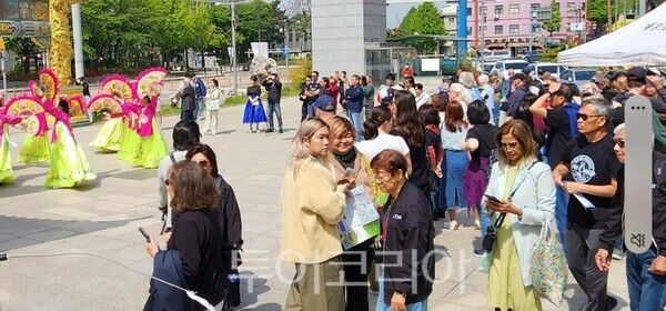 인천 개항장에 도착한 크루즈 관광객/투어코리아뉴스 정명달 기자
