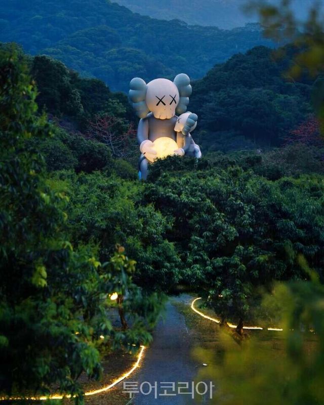 카우스(KAWS)의 조형 전시물 투어 ‘KAWS:HOLIDAY'/사진-태국관광청