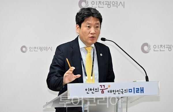 홍준호 행정국장이 10일 시청 브리핑룸에서 행정국 소관 현안과 관련해 기자브리핑을 하고 있다.