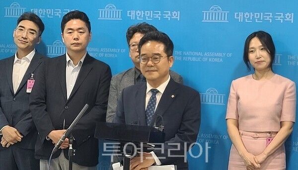 민병덕 의원이 10일 국회 소통관에서 디지털자산기본법을 대표발의 기자회견을 마치고 취재 기자들의 질문을 받고 있다.&nbsp;2025.06.10. 투어코리아 이창호 기자