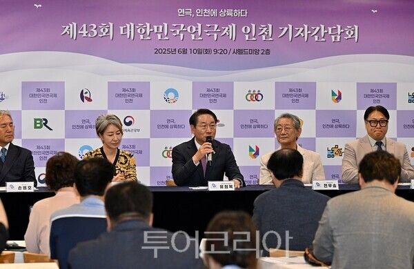 유정복 인천광역시장이 10일 샤펠드미앙에서 열린 '제43회 대한민국연극제 인천 기자간담회'에서 인사말을 하고 있다.