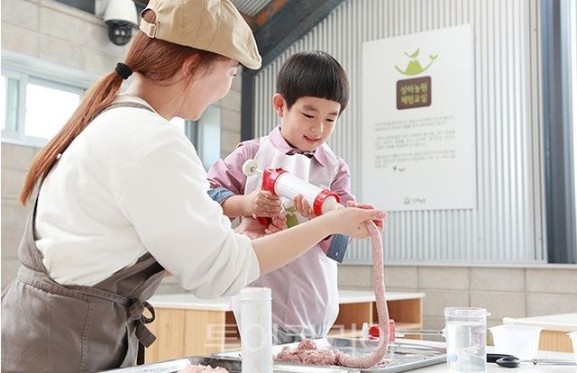 고창 상하농원 소시지 만들기 체험. 사진=상하농원