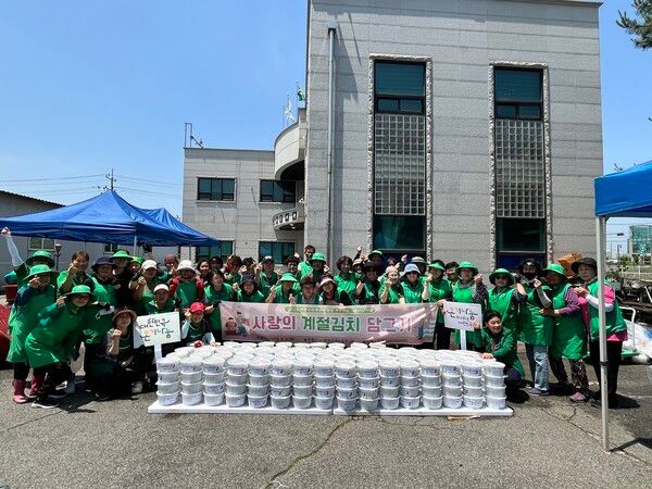연천군새마을부녀회 사랑의 계절김치 담그기 참석자 기념촬영 모습(사진제공=연천군청)