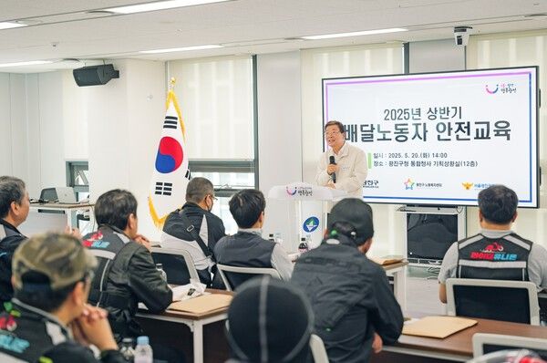 김경호 광진구청장 배달노동자들과 소통 모습(사진제공=광진구청)