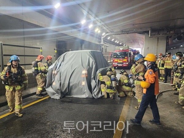 소방서 화재진압 과정(차량 하부 배터리 냉각 소화)