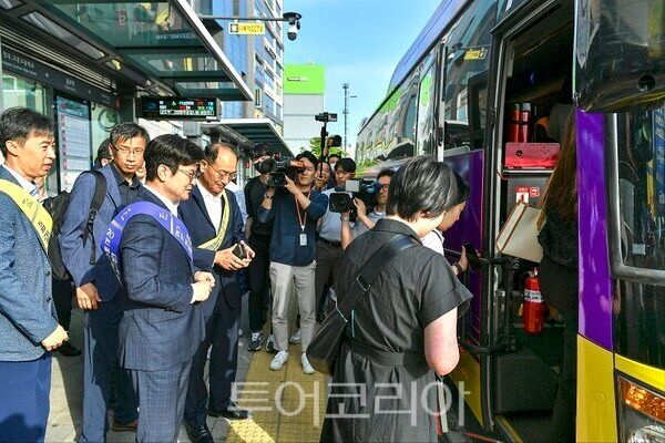70번 버스 시승식모습. 뜨거운 취재열기 속 당시 대광위원장과 김병수 시장이 함께 하고 있다.