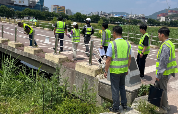 광주도시관리공사 주민명예감사관과 청석공원 재난 대비 안전점검 모습(사진제공=광주도시관리공사)