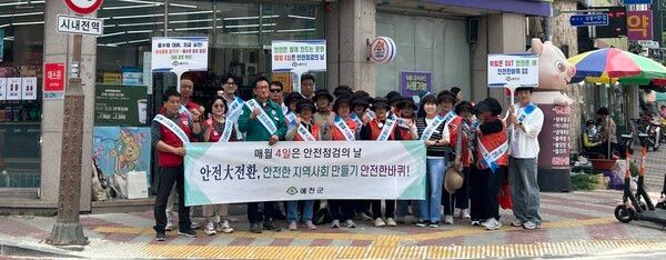 강상기 예천부군수 여름철 풍수해 대비 안전문화 캠페인 참석자들 기념촬영 모습(사진제공=예천군청)