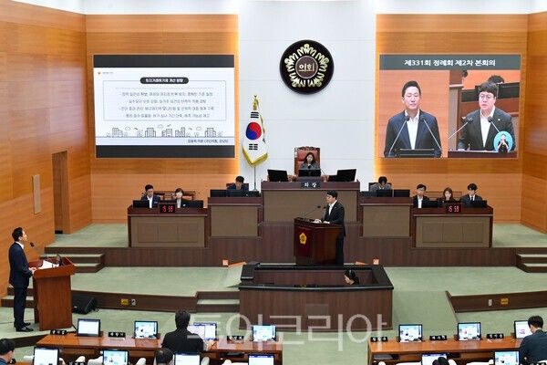 오세훈 서울 시장을 상대로 질의하는&nbsp;김동욱 서울시의원