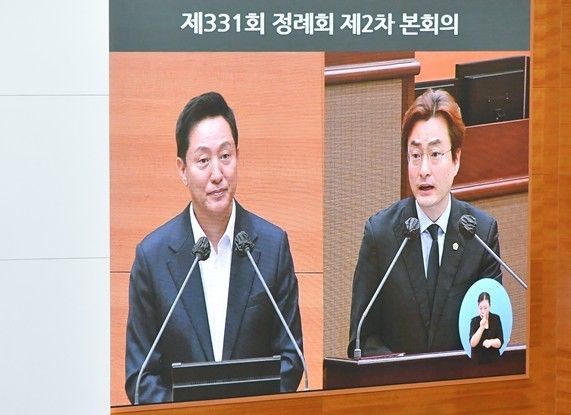 오세훈 서울시장을 상대로 질의하는&nbsp;박유진 서울시의원