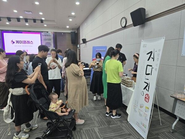 (주)강산이 OEM으로 생산하는 자단정 제품 시음회에 주부들이 참여 참여하고 있다./사진-남동락 기자