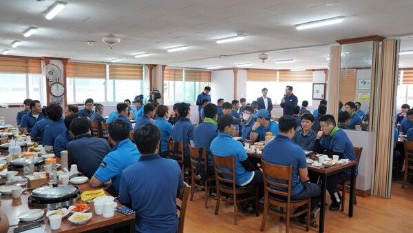 김용석 의정부도시공사 사장 가로환경미화원들과 소통 시간 모습(사진제공=의정부도시공사)