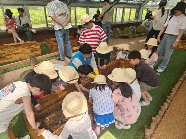 예천곤충생태원 방문객 모습(사진제공=예천군청)