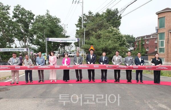 당진시는 16일 신평면 금천2리에 위치한 신평문화스포츠센터 앞 현장에서 신평201호선(금한선) 농어촌도로 확포장공사 개통기념식을 개최했다. /사진-당진시