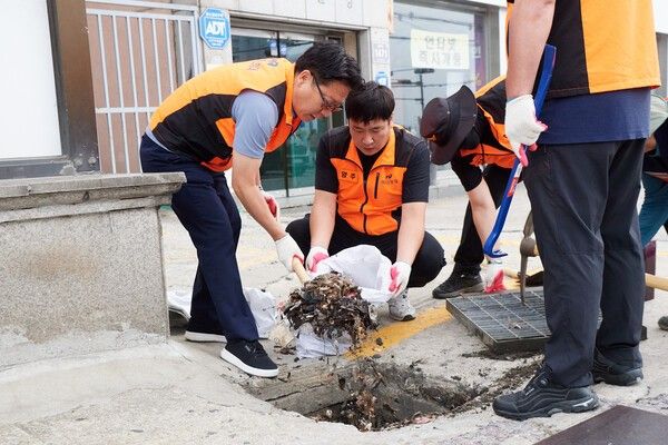 빗물받이 퇴적물 제거 모습(사진제공=양주시청)