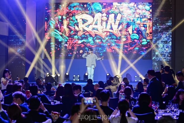 "[사진 1] 샌즈 차이나, ‘런더너 그랜드 – 마카오 쇼케이스 2025’ 개최" "[사진 4] 갈라 디너에서 가수 비(Rain)가 화려한 퍼포먼스를 선보이고 있다" "[사진 3] 갈라 디너의 4코스 요리를 준비한 최현석 셰프가 무대에서 인사를 하고 있다" "[사진 2] 런더너 그랜드의 넘버원 앰버서더 G 베어가 소개되고 있다"