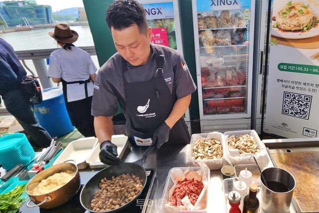 푸드르럭에서&nbsp;한식&nbsp;요리&nbsp;명인&nbsp;이정현&nbsp;셰프가&nbsp;직접&nbsp;개발한&nbsp;‘양고기&nbsp;버섯&nbsp;불고기&nbsp;&&nbsp;들깨&nbsp;드레싱&nbsp;로메인&nbsp;샐러드'를 선보였다.&nbsp;